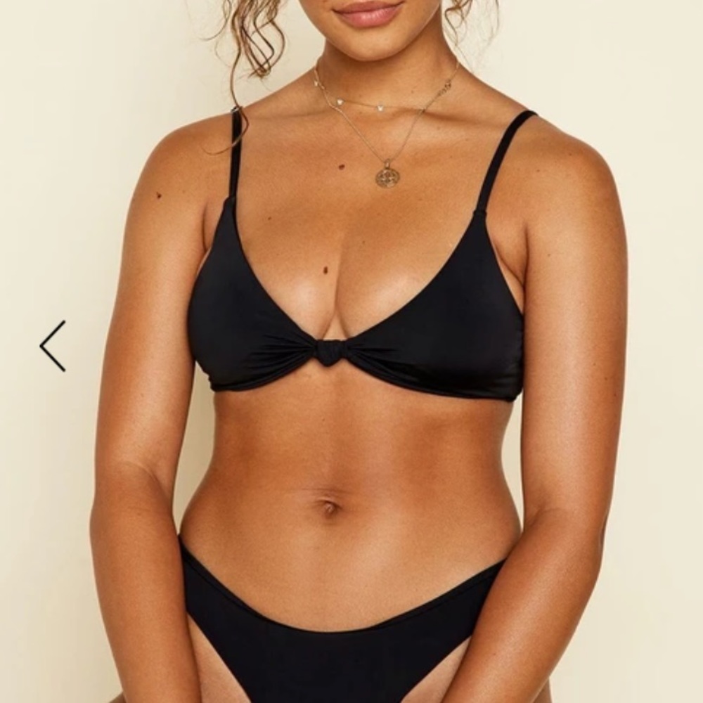 Dippin Daisys Zen Bikini Top size small in black